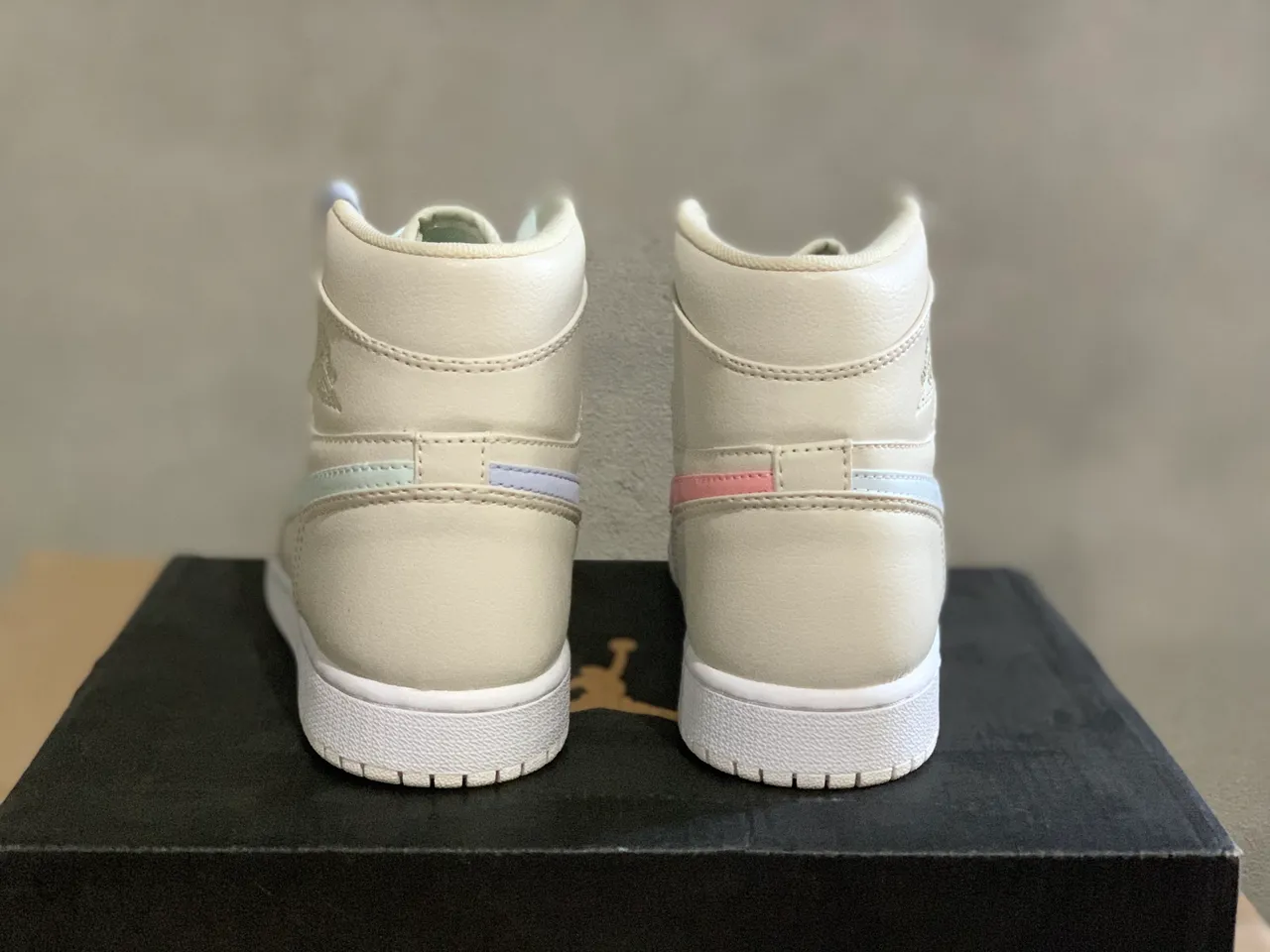 Tênis de basquete com cadarço Air Jordan 1 High bege pastel 4