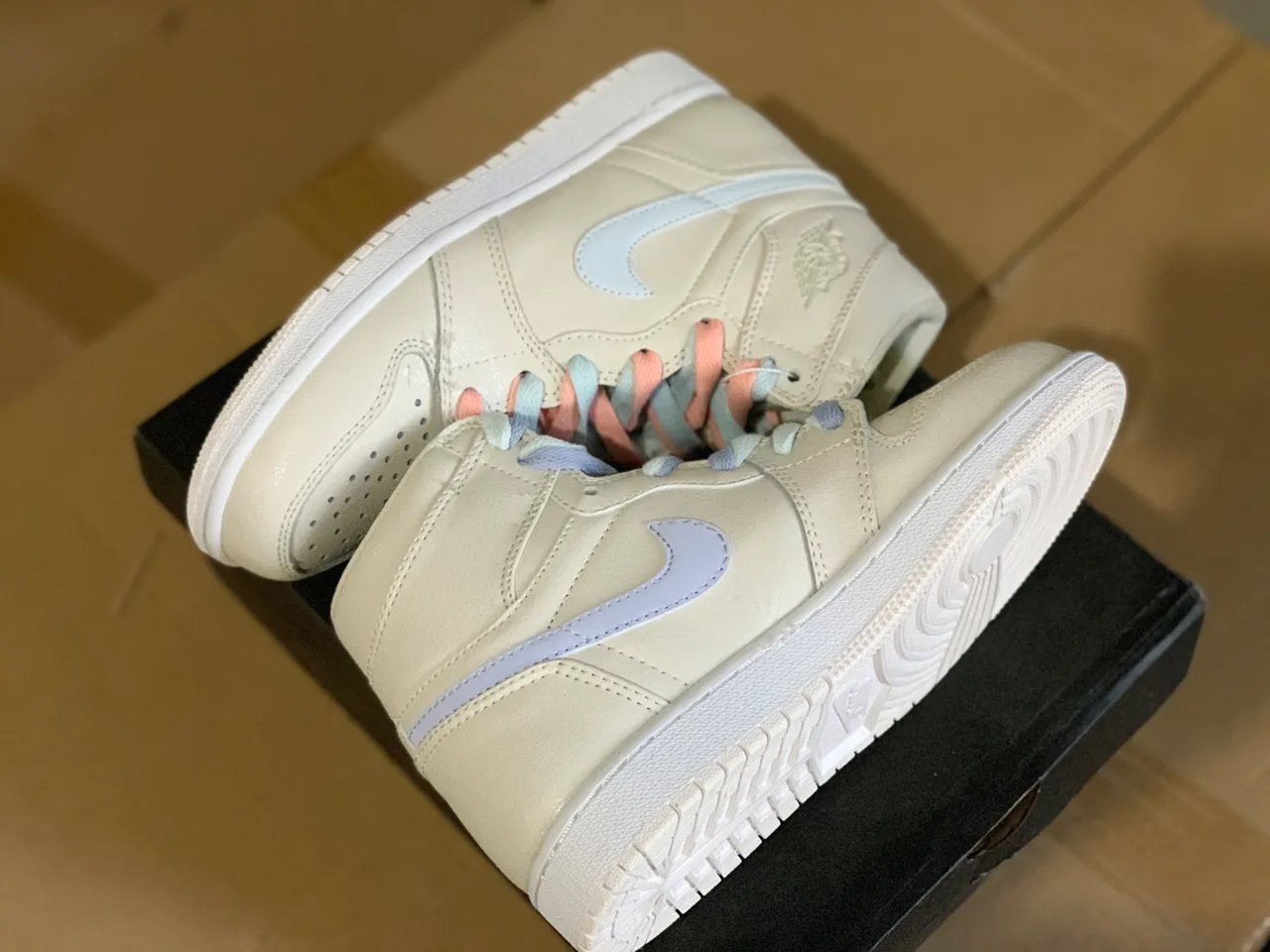 Tênis de basquete com cadarço Air Jordan 1 High bege pastel 5