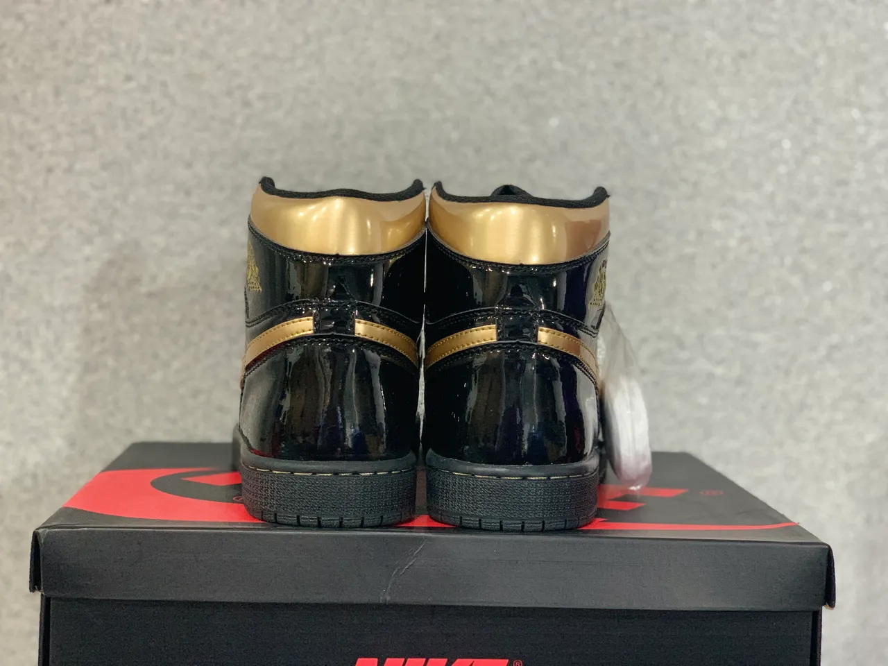 Tênis de basquete Air Jordan 1 High preto brilhante e dourado 2