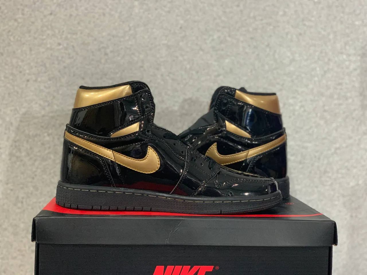 Tênis de basquete Air Jordan 1 High preto brilhante e dourado 3