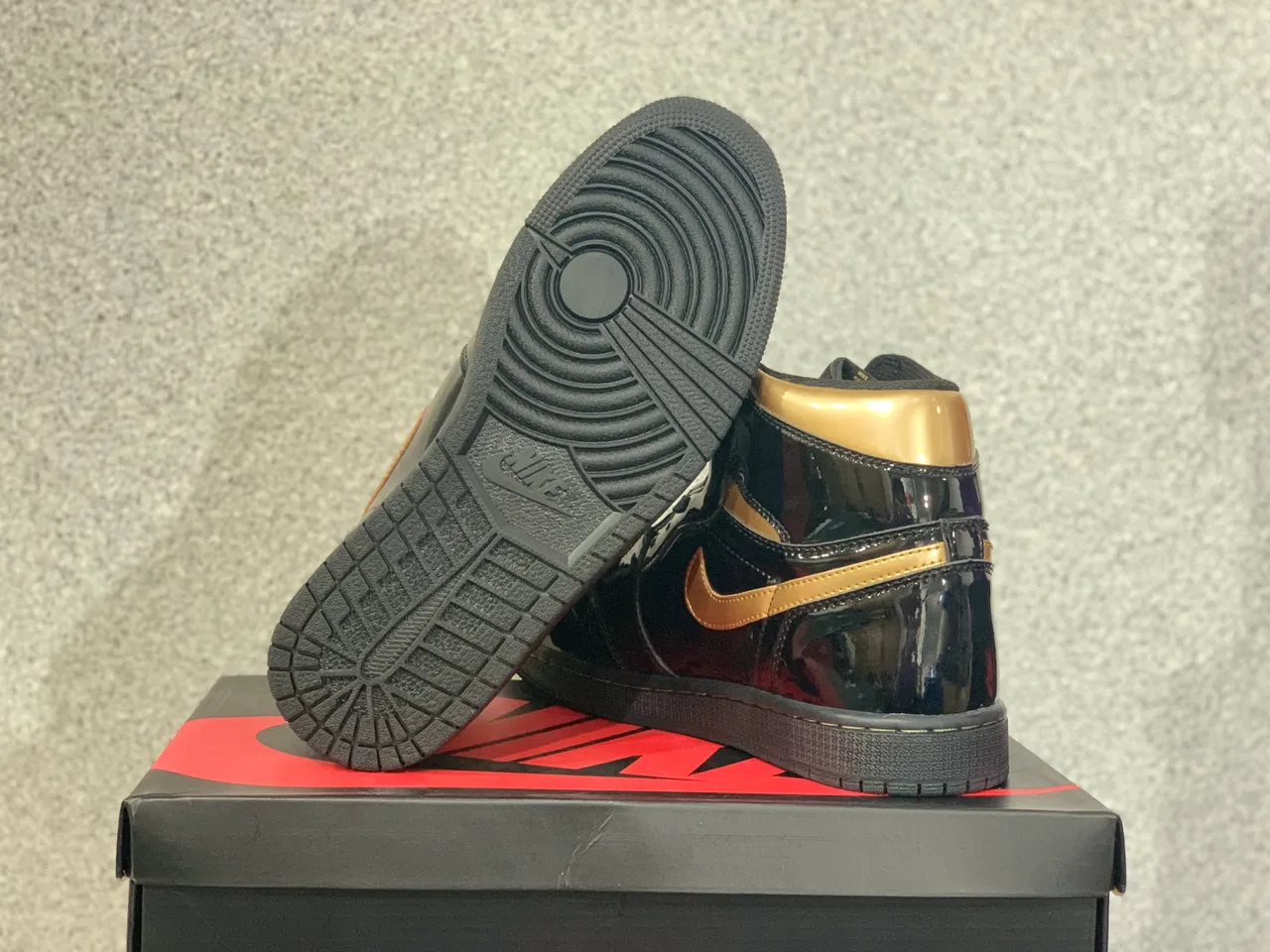 Tênis de basquete Air Jordan 1 High preto brilhante e dourado 4