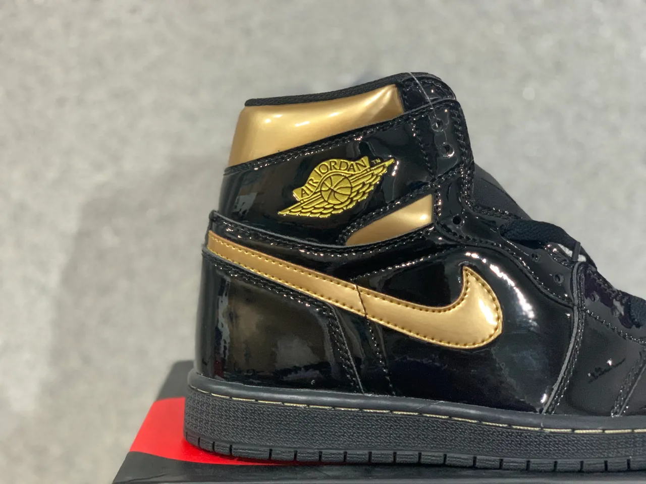 Tênis de basquete Air Jordan 1 High preto brilhante e dourado 6