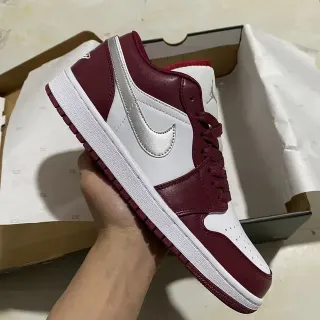 Tênis lifestyle Air Jordan 1 Low bordô e branco
