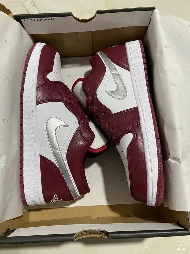 Tênis lifestyle Air Jordan 1 Low bordô e branco 2