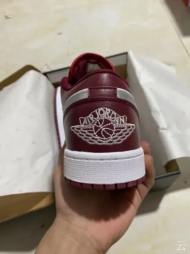 Tênis lifestyle Air Jordan 1 Low bordô e branco 3