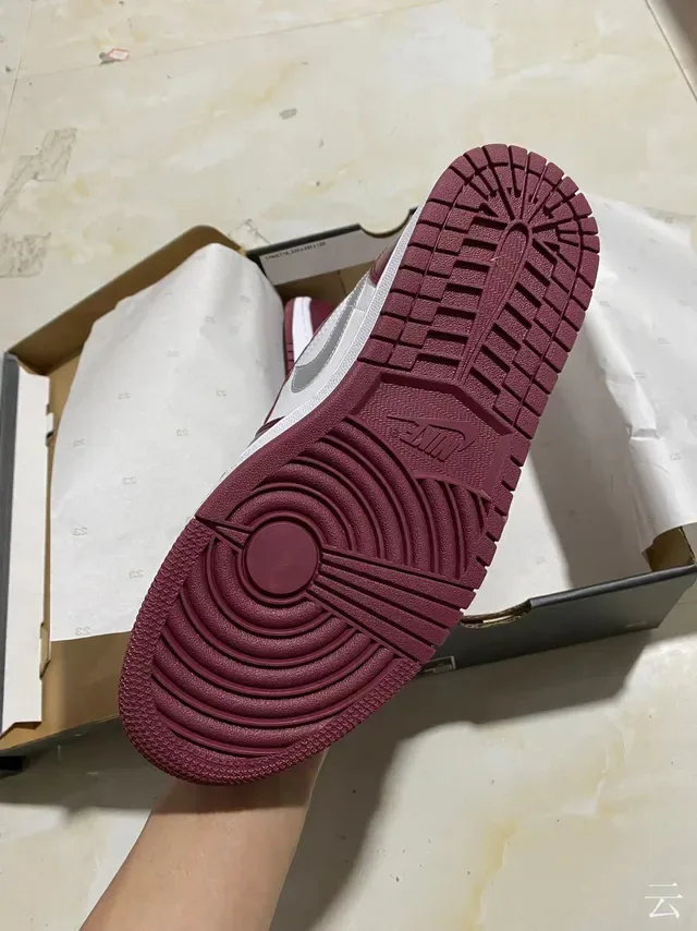 Tênis lifestyle Air Jordan 1 Low bordô e branco 4