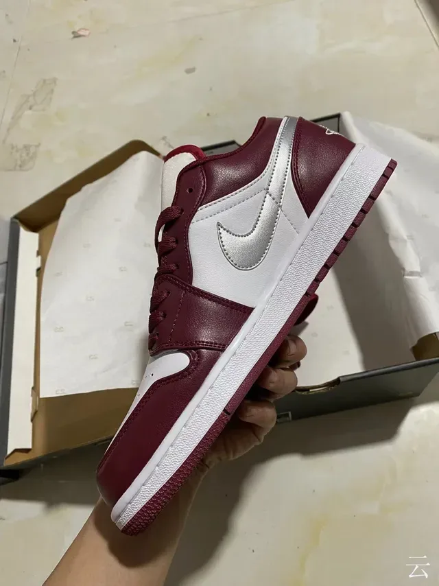 Tênis lifestyle Air Jordan 1 Low bordô e branco 5