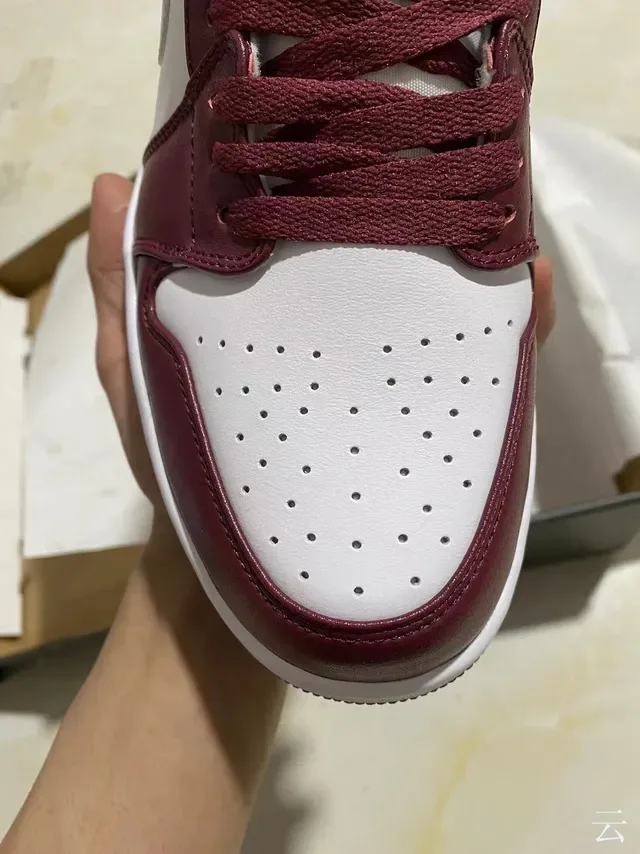 Tênis lifestyle Air Jordan 1 Low bordô e branco 6