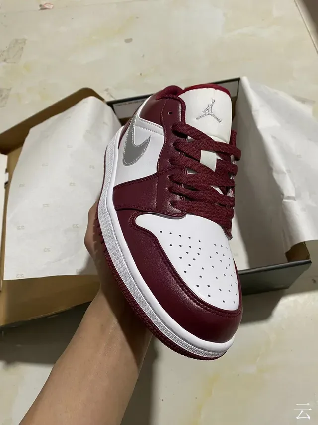 Tênis lifestyle Air Jordan 1 Low bordô e branco 7