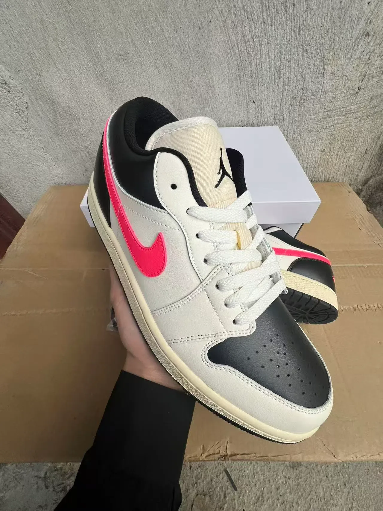 Air Jordan 1 Low সাদা কালো গোলাপি লাইফস্টাইল স্নিকার্স 2