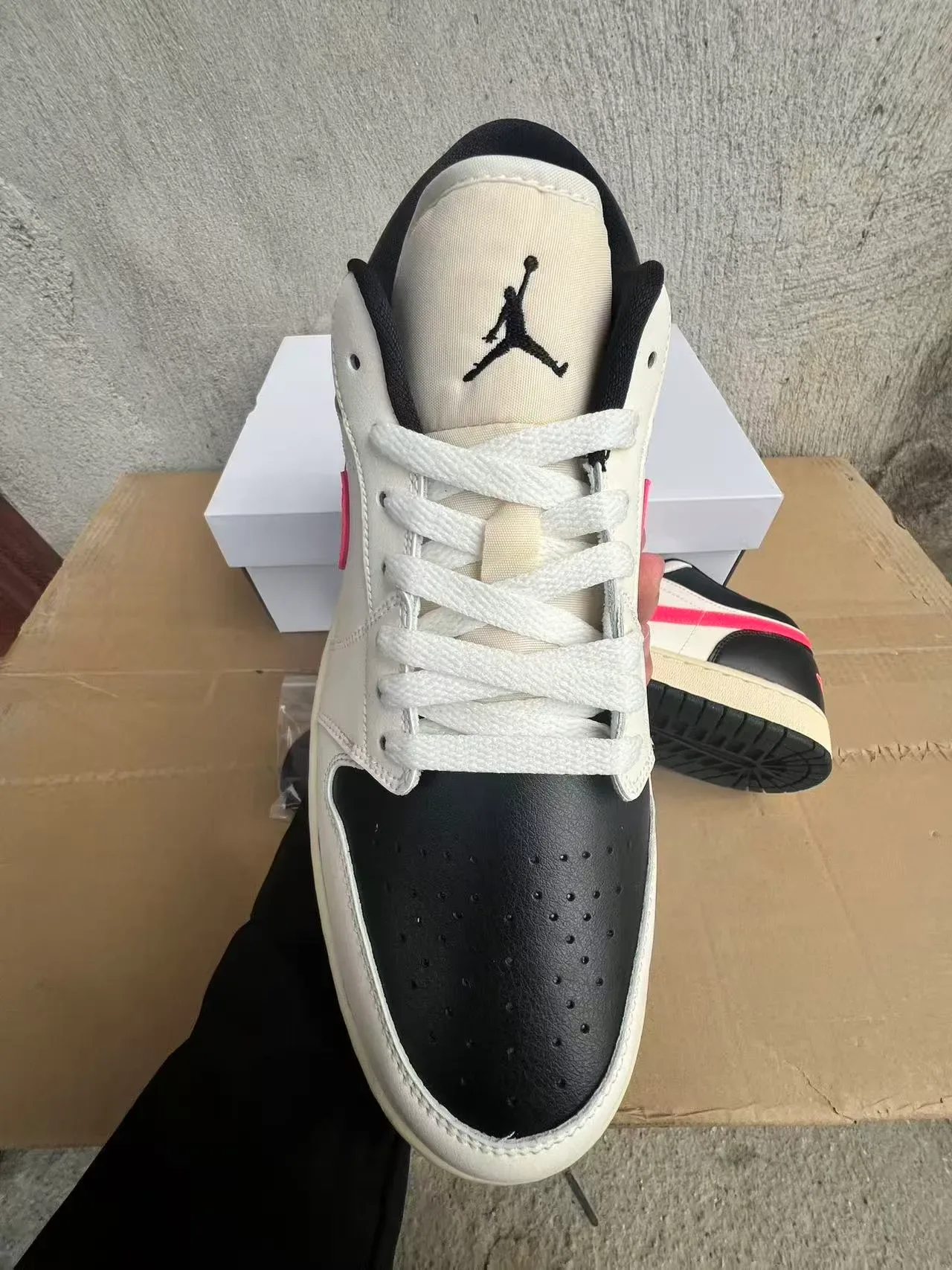 Air Jordan 1 Low সাদা কালো গোলাপি লাইফস্টাইল স্নিকার্স 3