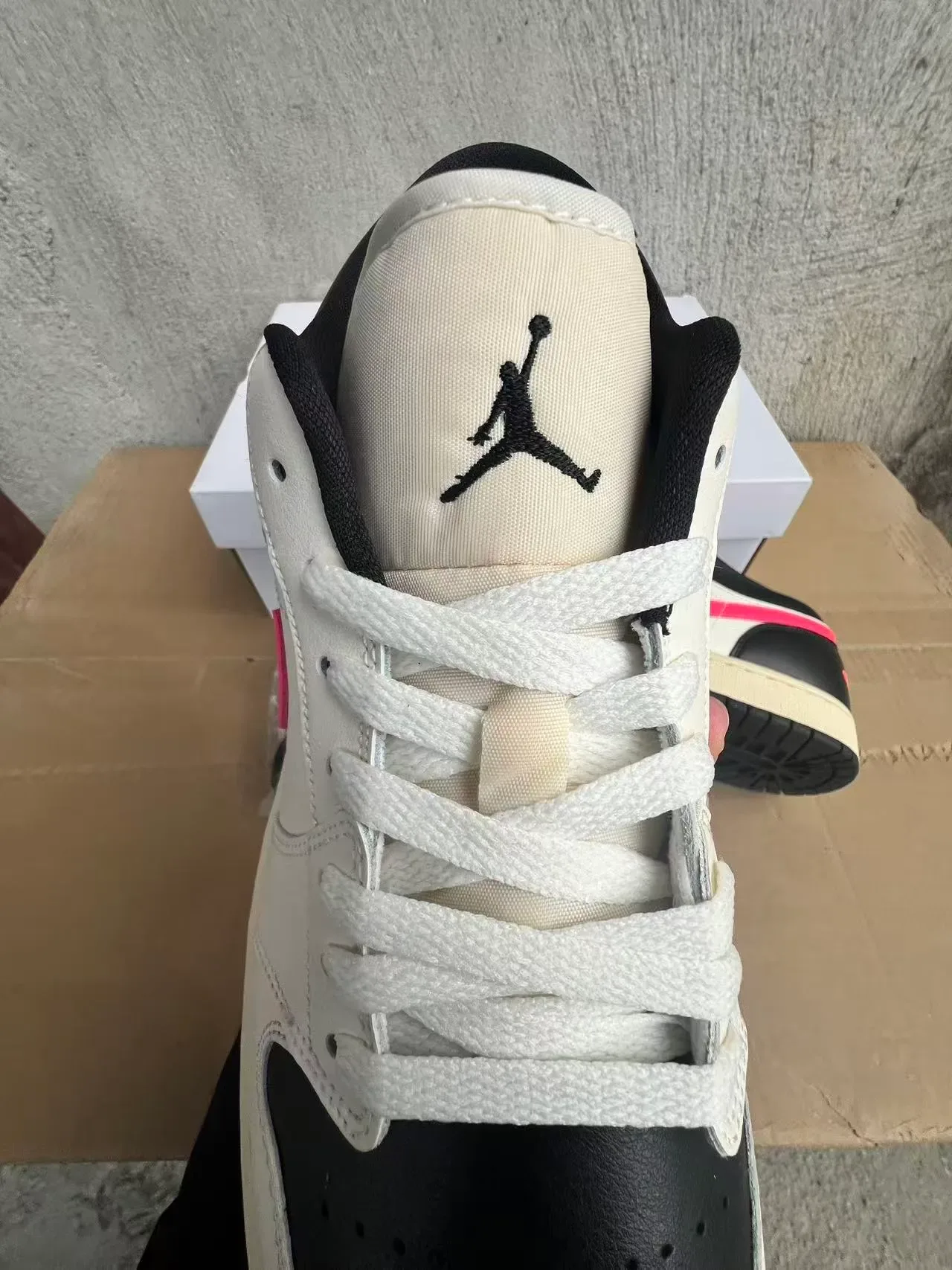 Air Jordan 1 Low সাদা কালো গোলাপি লাইফস্টাইল স্নিকার্স 4