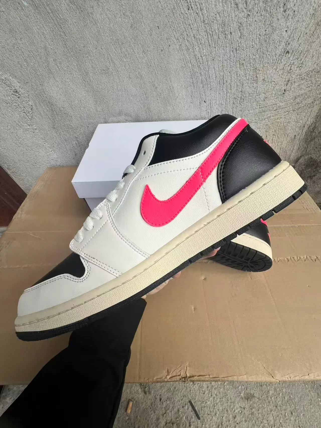 Air Jordan 1 Low সাদা কালো গোলাপি লাইফস্টাইল স্নিকার্স 5