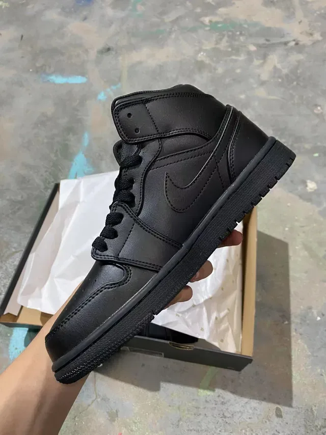 Air Jordan 1 Zapatillas de Baloncesto de Cuero Negro Monocromático High Top 4