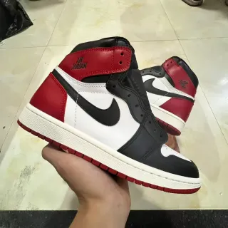 Air Jordan 1 أحذية كرة السلة عالية الارتفاع بلون أحمر وأسود بألواح جلدية