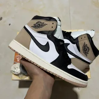 Air Jordan 1 白米色高帮皮革麂皮拼接篮球鞋