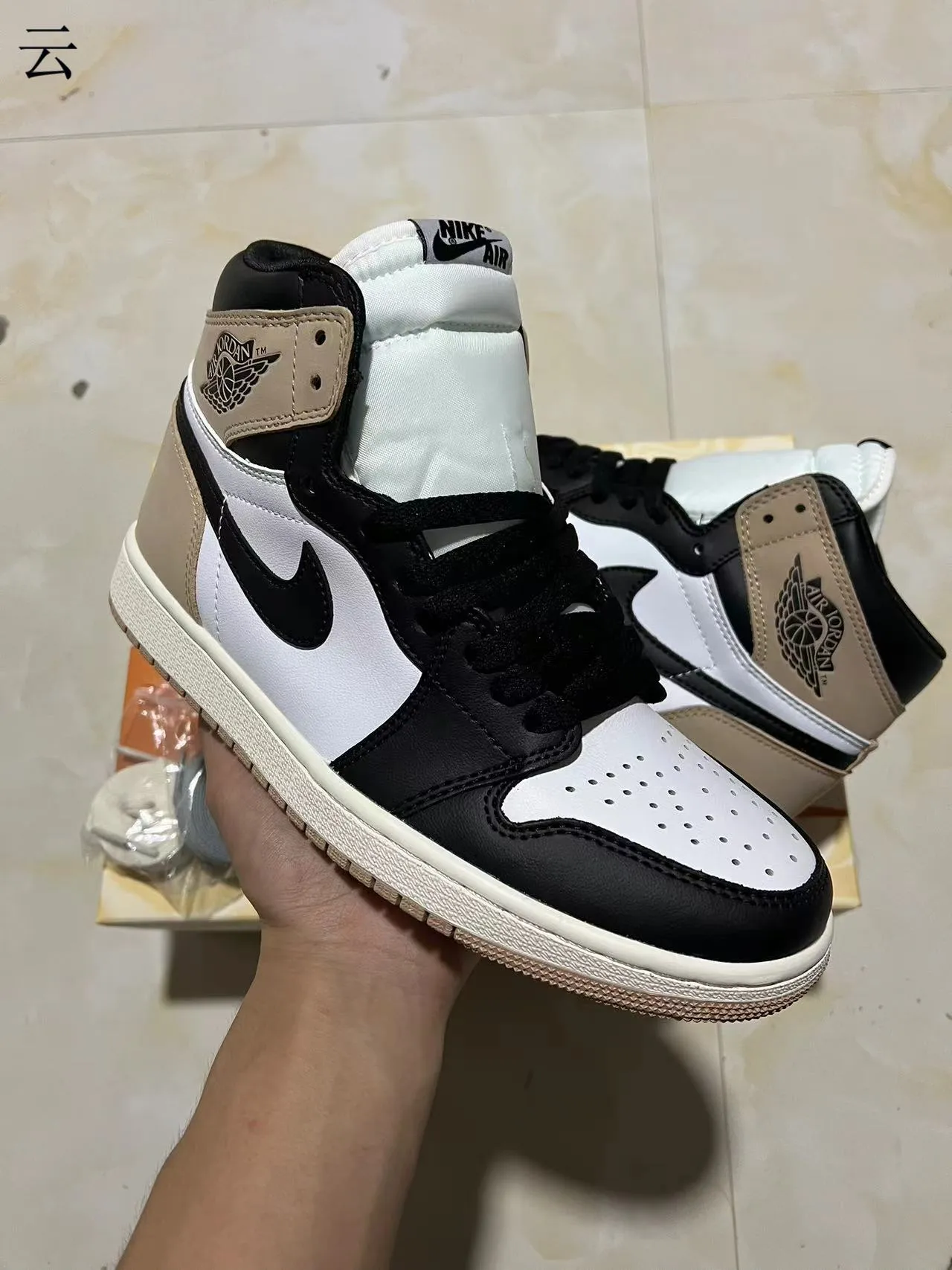 Zapatillas de baloncesto de caña alta Air Jordan 1 en mezcla de cuero y ante blanco y beige 2