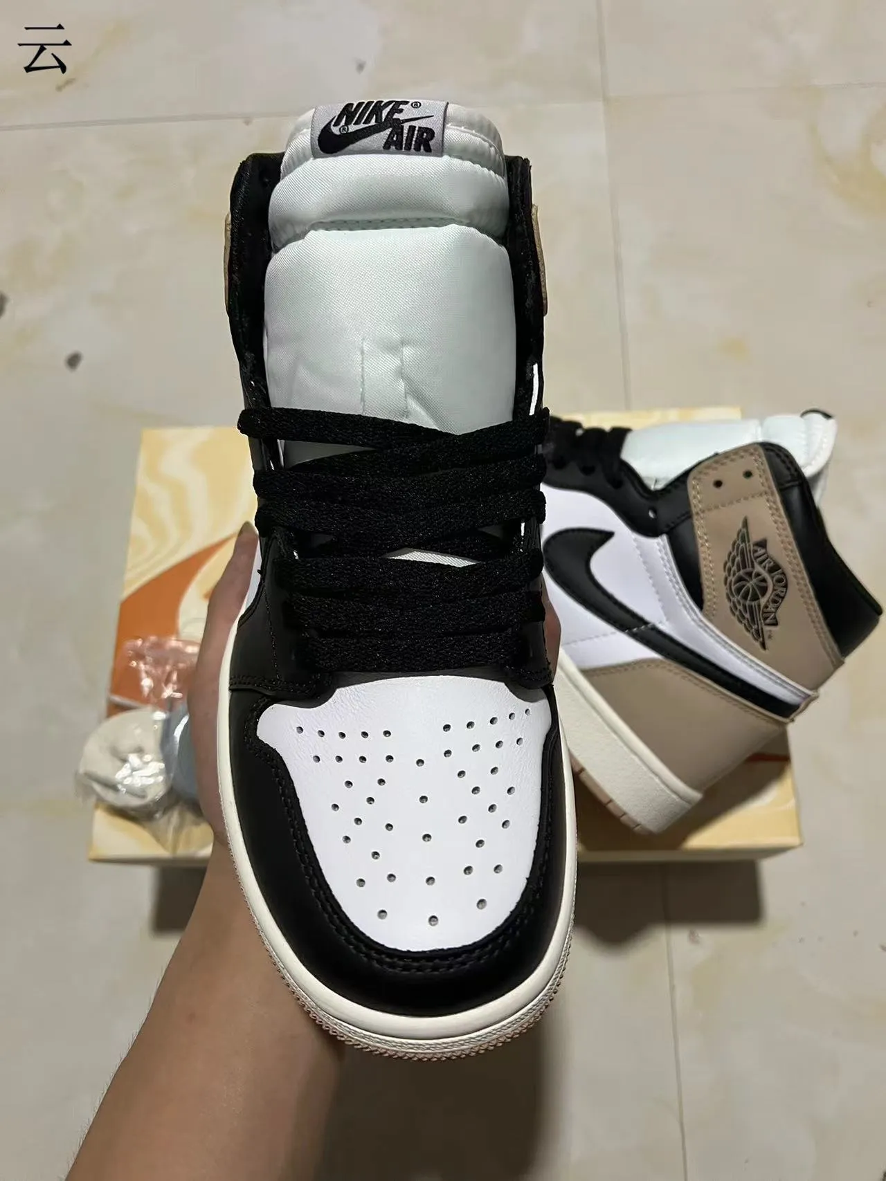 Zapatillas de baloncesto de caña alta Air Jordan 1 en mezcla de cuero y ante blanco y beige 3