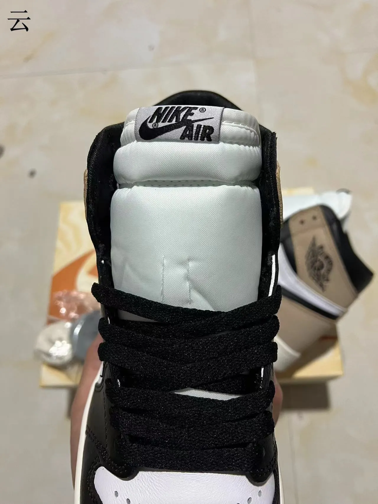 Zapatillas de baloncesto de caña alta Air Jordan 1 en mezcla de cuero y ante blanco y beige 4