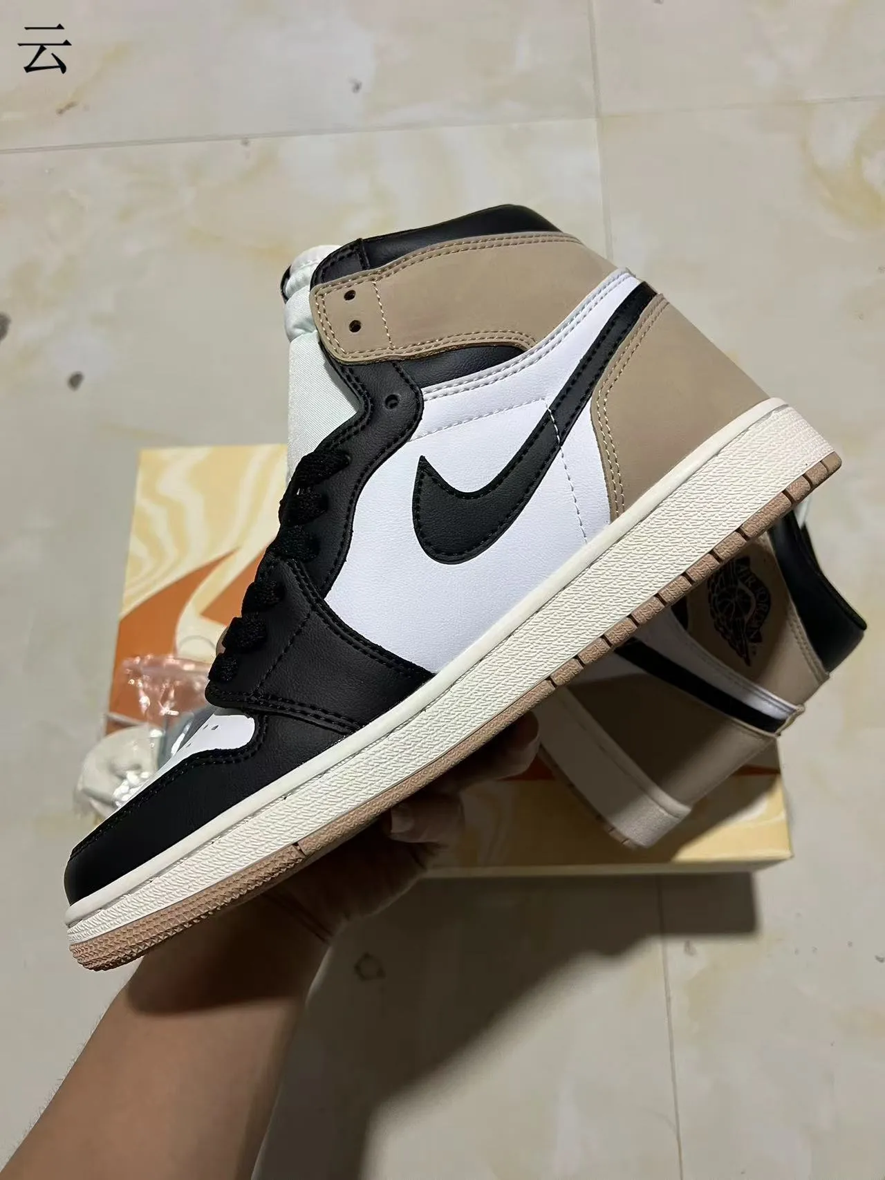 Zapatillas de baloncesto de caña alta Air Jordan 1 en mezcla de cuero y ante blanco y beige 8