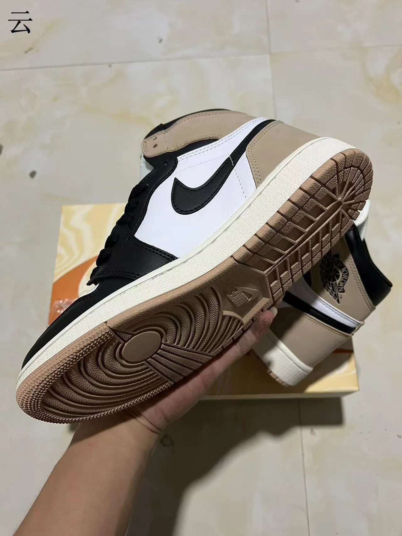 Zapatillas de baloncesto de caña alta Air Jordan 1 en mezcla de cuero y ante blanco y beige 5