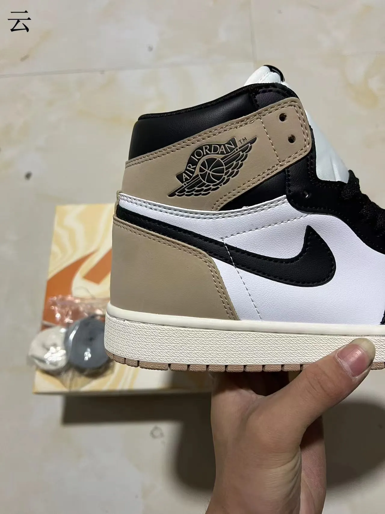 Zapatillas de baloncesto de caña alta Air Jordan 1 en mezcla de cuero y ante blanco y beige 9