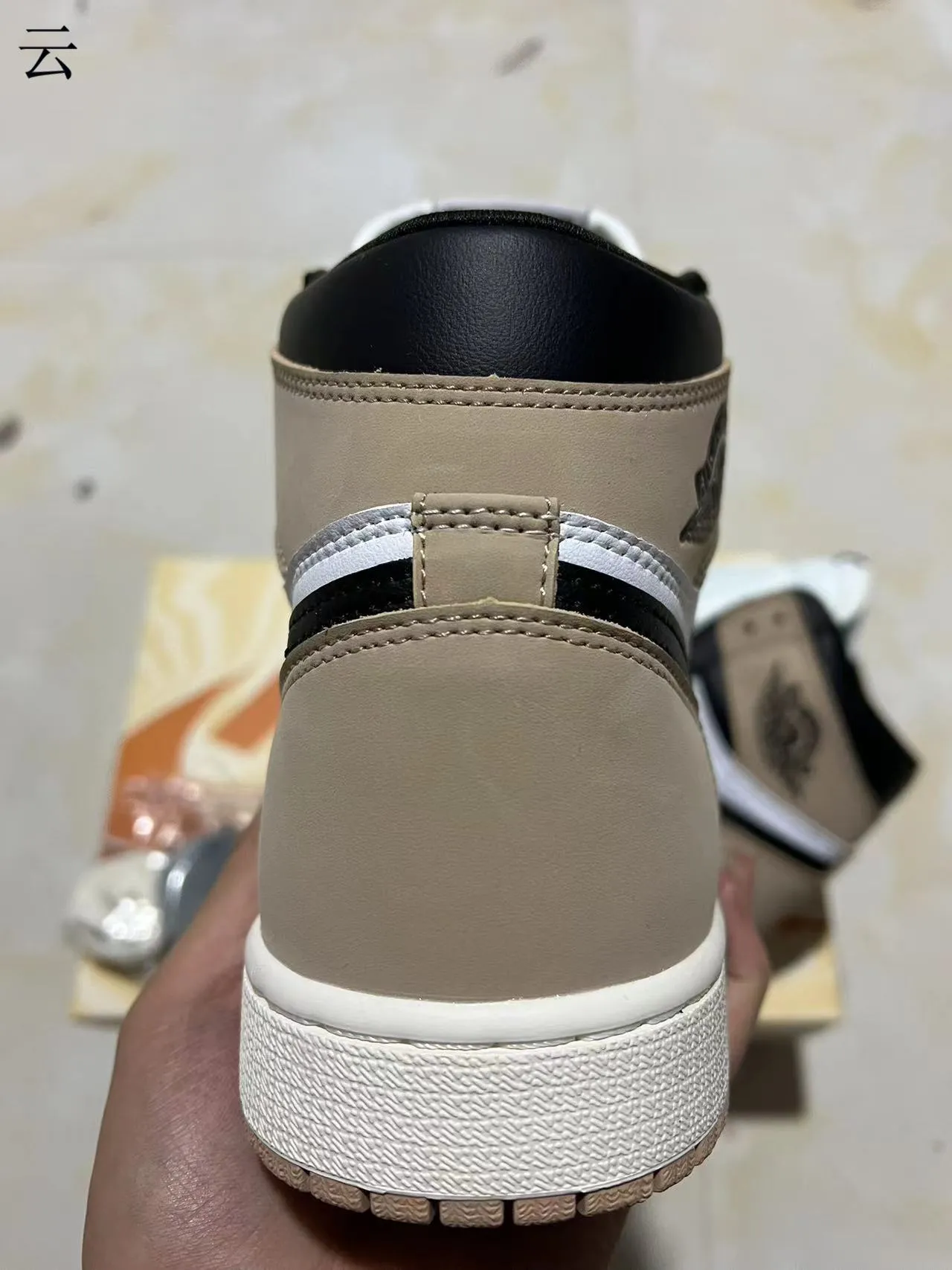 Zapatillas de baloncesto de caña alta Air Jordan 1 en mezcla de cuero y ante blanco y beige 6