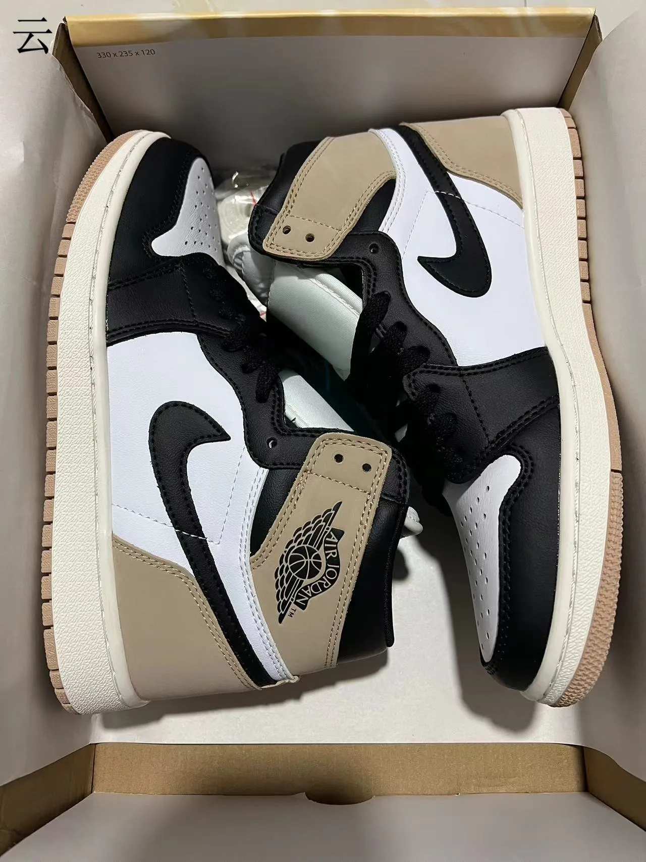 Zapatillas de baloncesto de caña alta Air Jordan 1 en mezcla de cuero y ante blanco y beige 10