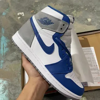 Tênis de basquete Air Jordan 1 branco, azul royal e cinza