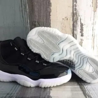 Air Jordan 11 Preto e Branco Couro Patentado Tênis de Basquete