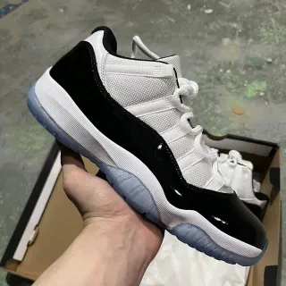 Air Jordan 11 Zapatillas de Baloncesto de Cuero Patentado Negro y Blanco