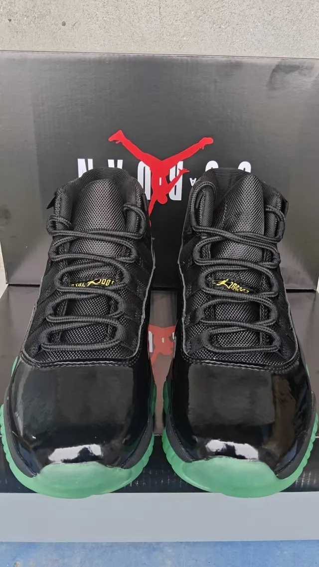 Chaussures de basketball Air Jordan 11 noir vert jaune 4
