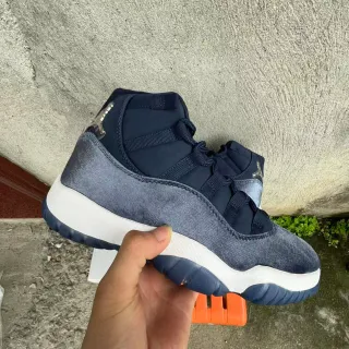 Tênis de basquete Air Jordan 11 com textura denim em azul-marinho e branco