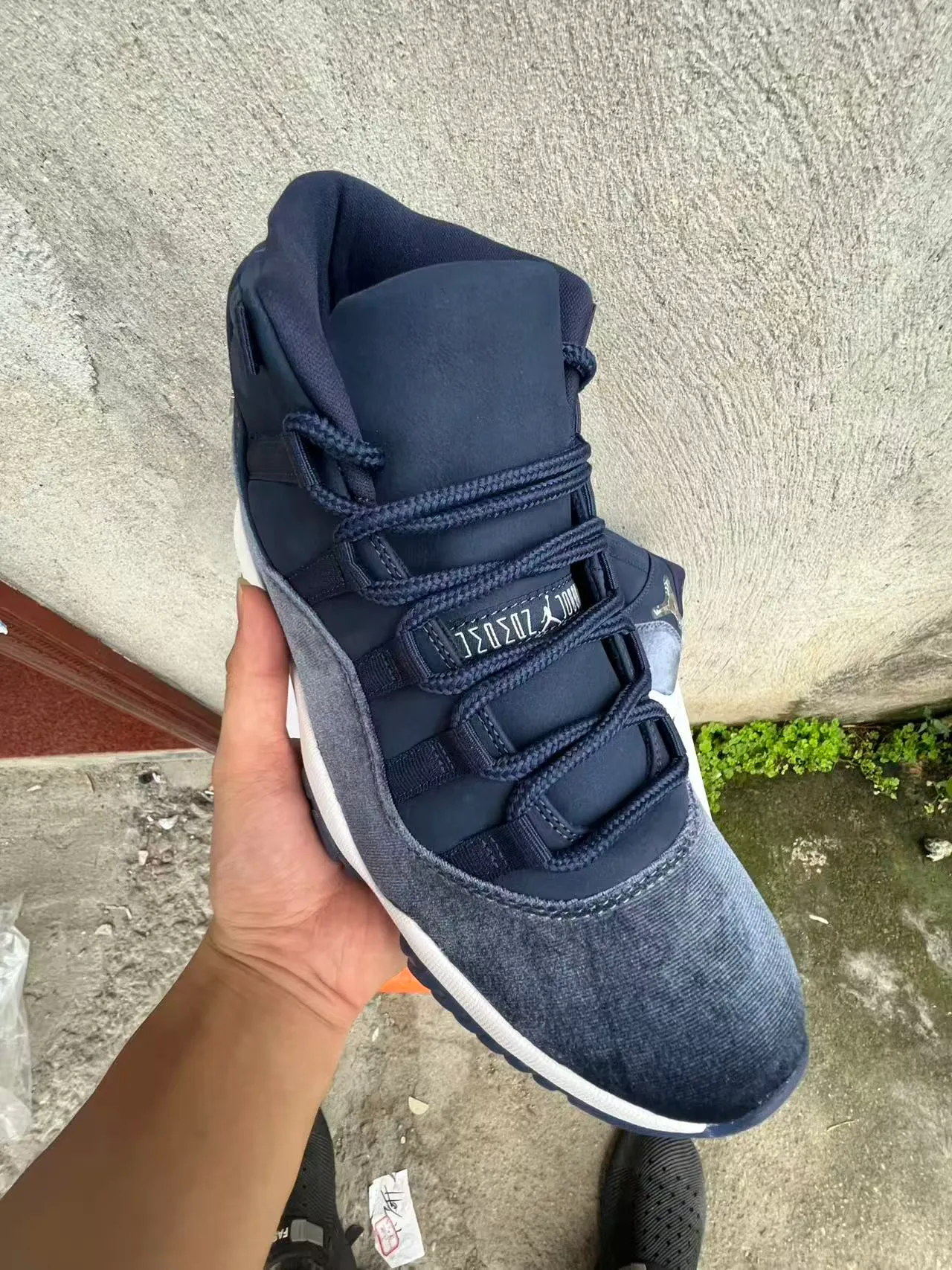 Chaussures de basketball Air Jordan 11 à texture denim bleu marine et blanc 2