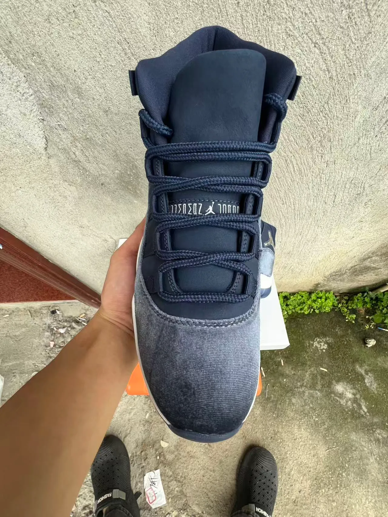 Chaussures de basketball Air Jordan 11 à texture denim bleu marine et blanc 3