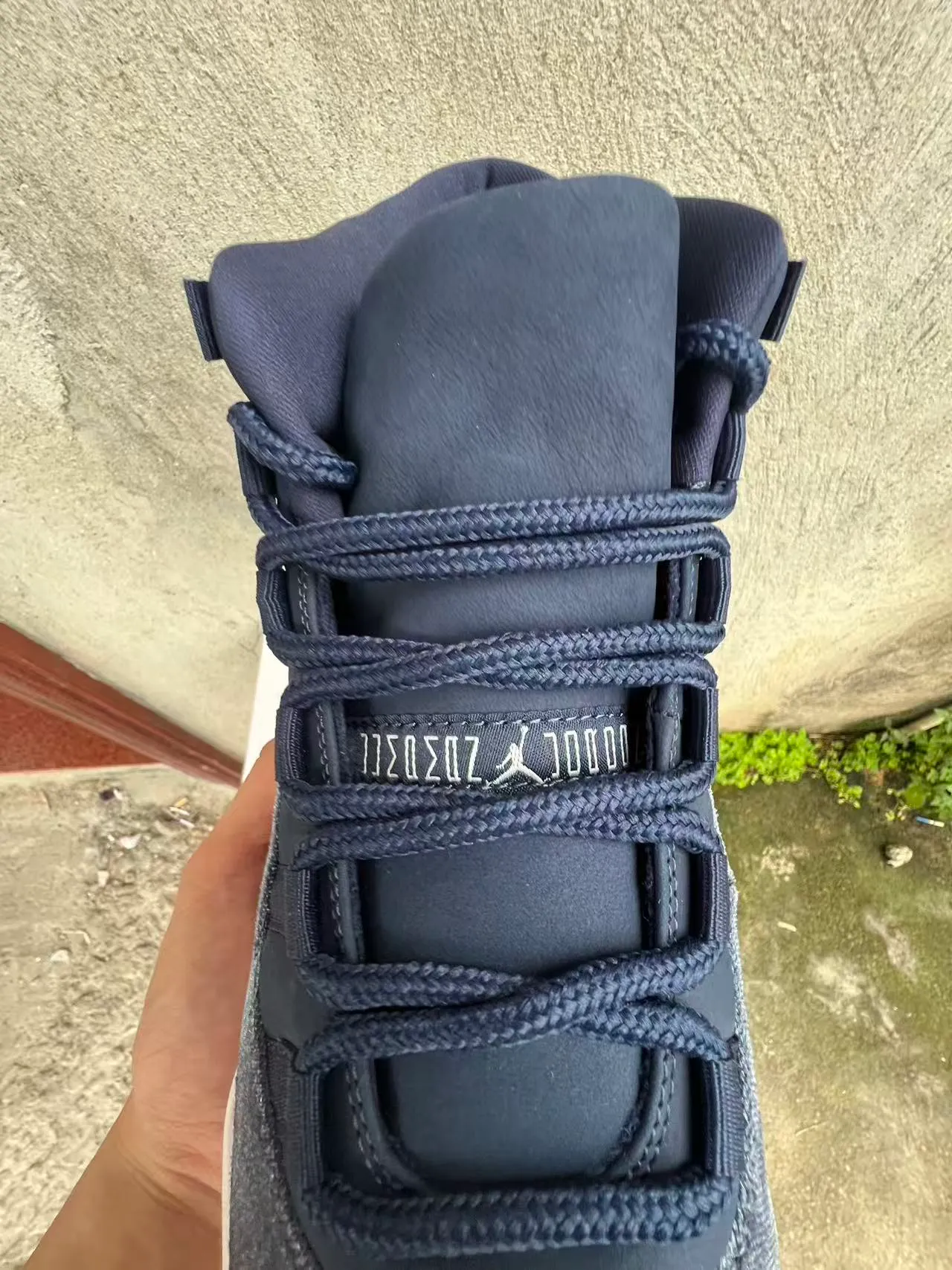 Chaussures de basketball Air Jordan 11 à texture denim bleu marine et blanc 4