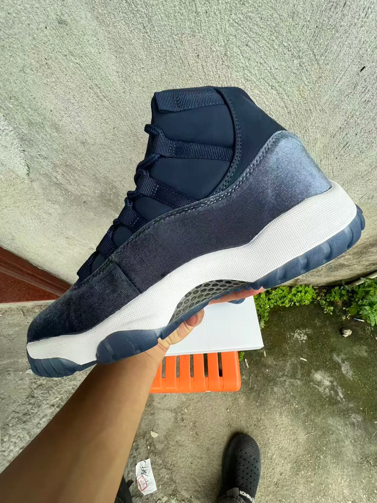 Chaussures de basketball Air Jordan 11 à texture denim bleu marine et blanc 5