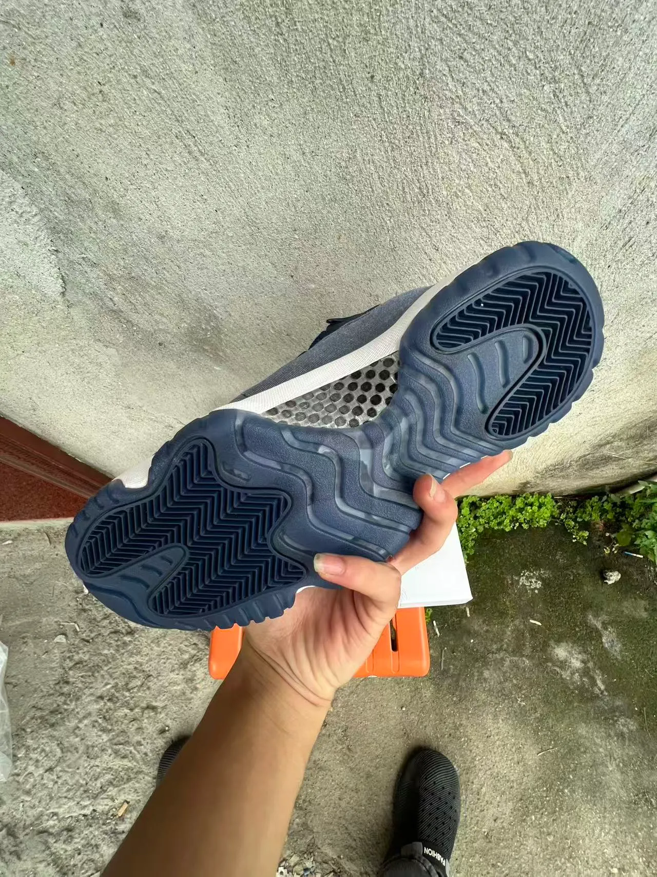 Chaussures de basketball Air Jordan 11 à texture denim bleu marine et blanc 6