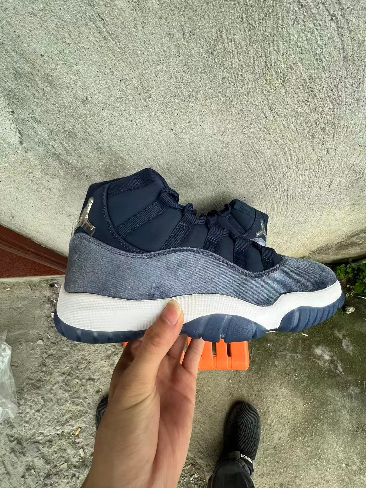 Chaussures de basketball Air Jordan 11 à texture denim bleu marine et blanc 7