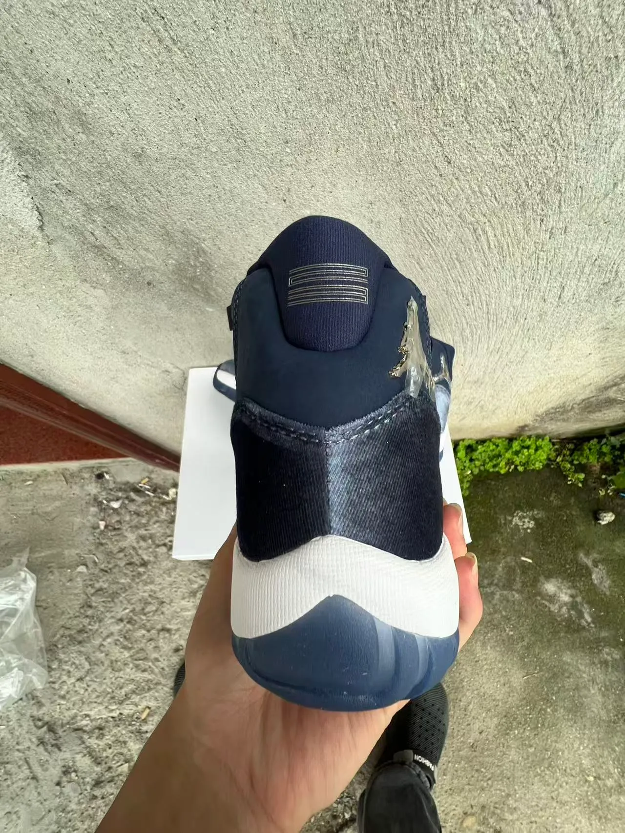 Chaussures de basketball Air Jordan 11 à texture denim bleu marine et blanc 8