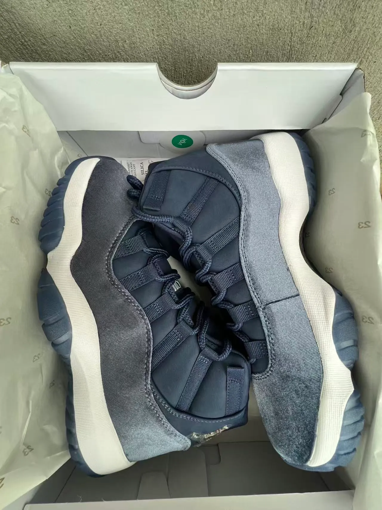 Chaussures de basketball Air Jordan 11 à texture denim bleu marine et blanc 9