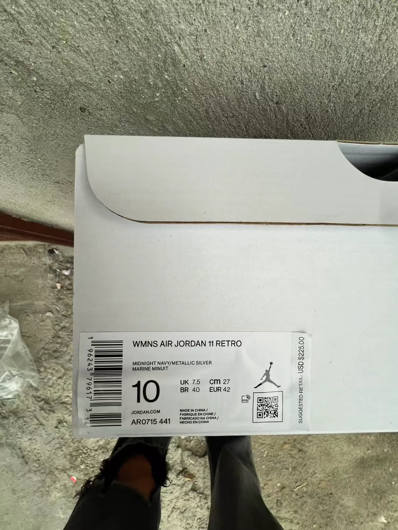 Chaussures de basketball Air Jordan 11 à texture denim bleu marine et blanc 10