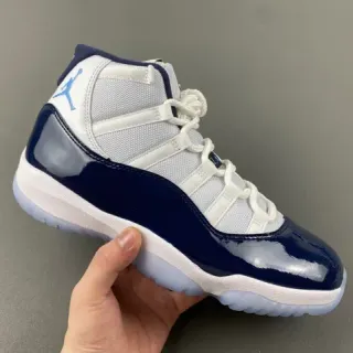 Tênis de basquete Air Jordan 11 em couro envernizado azul-marinho e branco