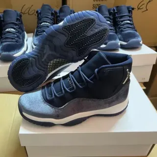 Tênis de basquete de cano alto Air Jordan 11 azul-marinho e prateado com cabedal em veludo e metálico