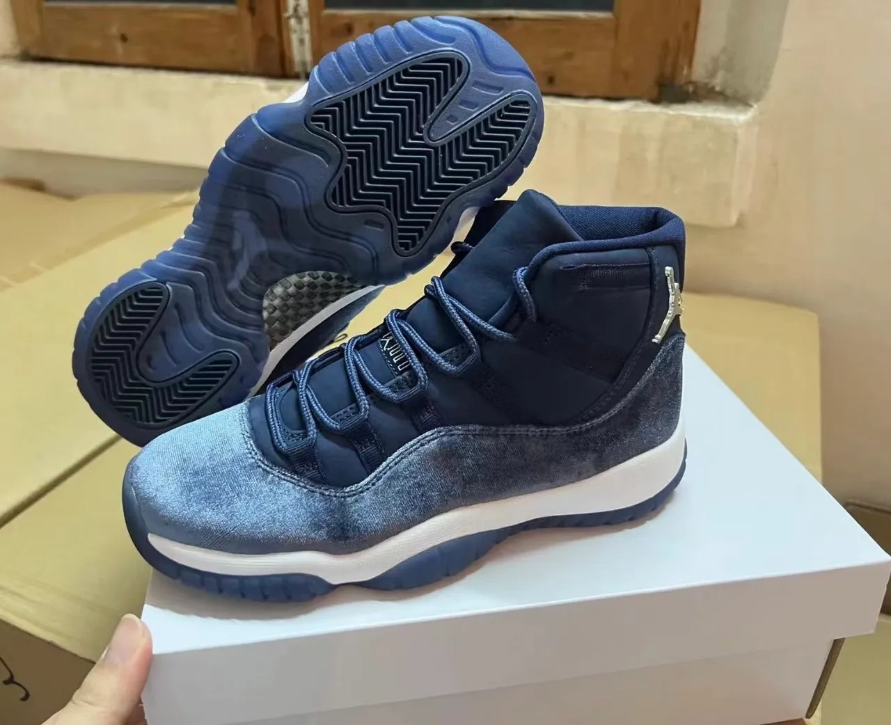 Air Jordan 11 नेवी सिल्वर हाई-टॉप वेलवेट और मेटैलिक अपर बास्केटबॉल शूज़ 8