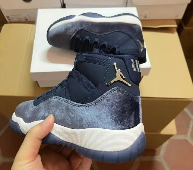 Air Jordan 11 नेवी सिल्वर हाई-टॉप वेलवेट और मेटैलिक अपर बास्केटबॉल शूज़ 9
