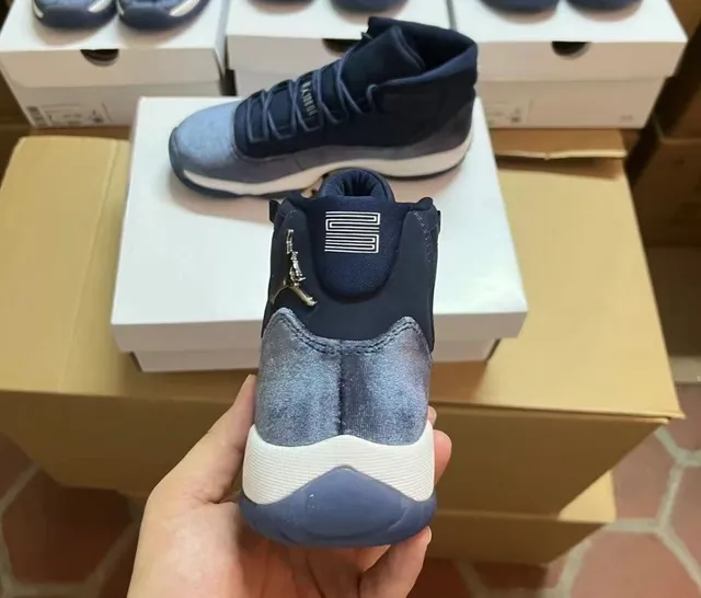 Air Jordan 11 नेवी सिल्वर हाई-टॉप वेलवेट और मेटैलिक अपर बास्केटबॉल शूज़ 10