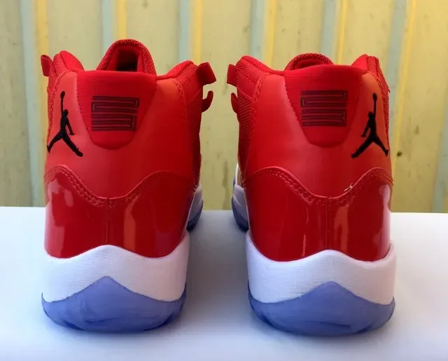 Air Jordan 11 أحذية كرة السلة جلد لامع أحمر 2