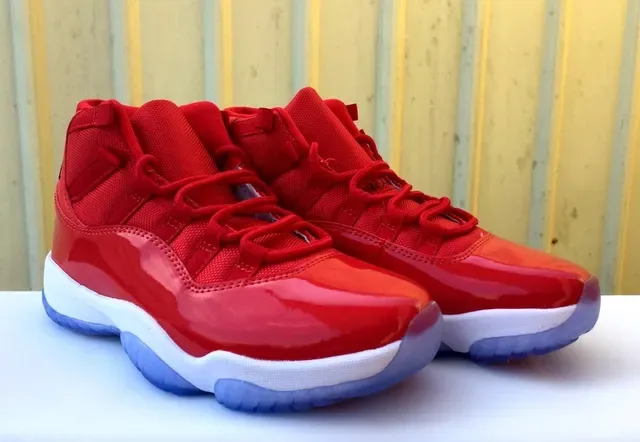 Air Jordan 11 أحذية كرة السلة جلد لامع أحمر 4