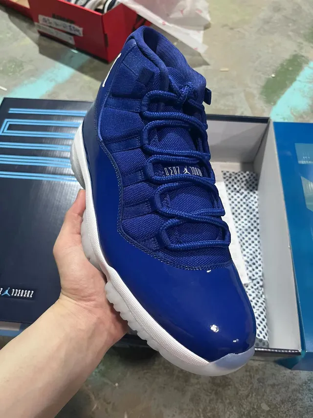 Air Jordan 11 Sapatos de Basquete de Couro Patentado Azul Royal 2